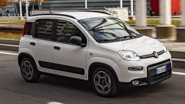 Позиция на подиума за Fiat Panda , който според данните на Центъра за изследване на AutoScout24 е моделът с най-ниска средна цена ( 9090 евро ) сред първите десет . Идентификаторът на референтната версия допълва средната възраст 9,11 години и 90 468 километра.  Малка кола, идеална за града.

С течение на времето бяха създадени различни версии с 4-цилиндрови двигатели, задвижвани от бензин , дизел  (производството на 1.3 Multijet приключи през 2018 г.) и двугоривни бензин/ LPG  (1.2 Easy Power с 69 к.с.), които са най-популярните дори сред тези, които имат за цел да закупят употребяван автомобил. Освен това 2-цилиндровите редови бензинови мотори ( 0.9 Twinair Turbo с 85 и 90 к.с.) държат на пазара, както и най-новият лек хибрид (3-цилиндров двигател 1.0 FireFly със 70 к.с. ).
